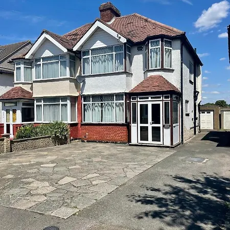 3 Bedroom House In Sutton Morden (Greater London)
