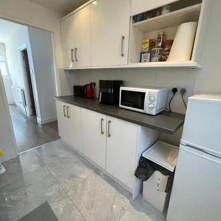 3 Bedroom House In Sutton *