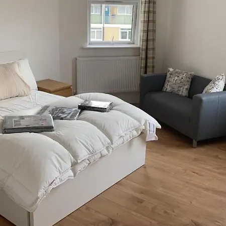 Newly Refurbished Flat In Camberwell, *