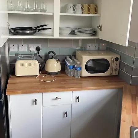 Newly Refurbished Flat In Camberwell, *