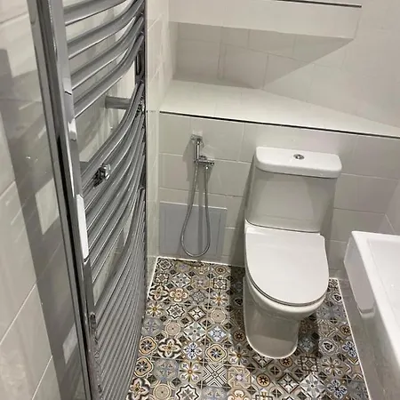Newly Refurbished Flat In Camberwell, *