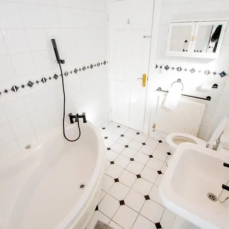 Ultimate Comfort 4-bedroom Property For 7 People Holiday home Bromley