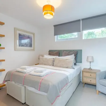 Cosy 1 Bedroom Near Wimbledon Station *