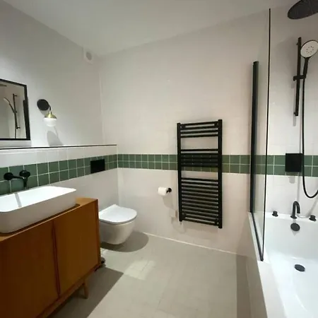 Design Led 1bed In Cosmopolitan Queens Park * London