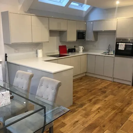 Great 4 Bedroom In Tooting London