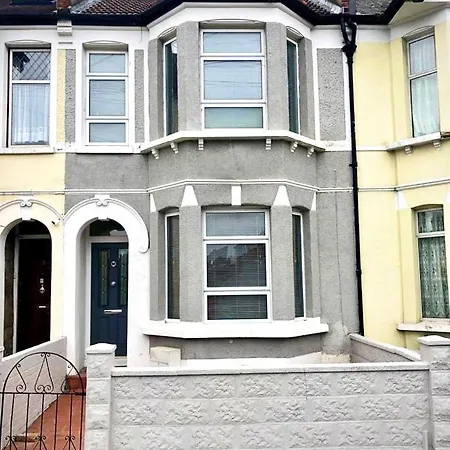 Great 4 Bedroom In Tooting Apartment London