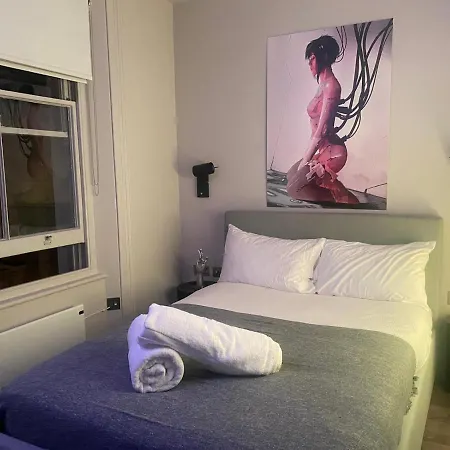New Luxury Cyberpunk 1bed Studio Serviced Notting Hill Free Wifi & Netflix Location Perfect For Solo & Coupled Guests