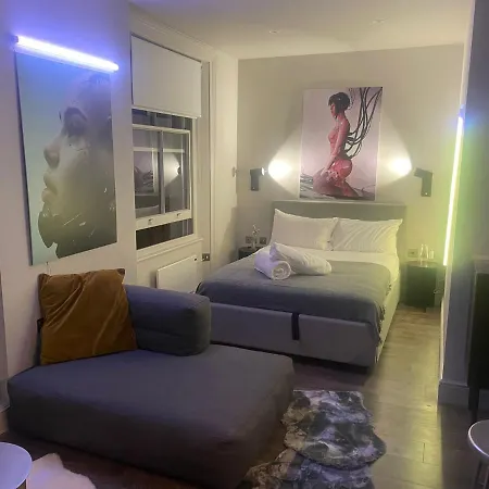 New Luxury Cyberpunk 1bed Studio Serviced Notting Hill Free Wifi & Netflix Location Perfect For Solo & Coupled Guests