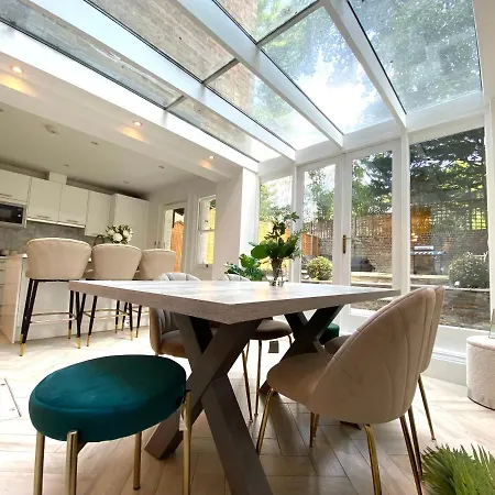 Modern Luxurious 3 Bed Flat With Private Garden & Bbq London