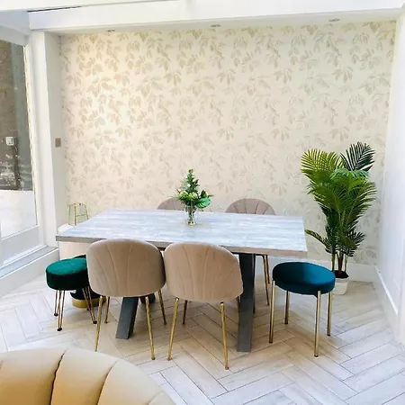 Modern Luxurious 3 Bed Flat With Private Garden & Bbq London