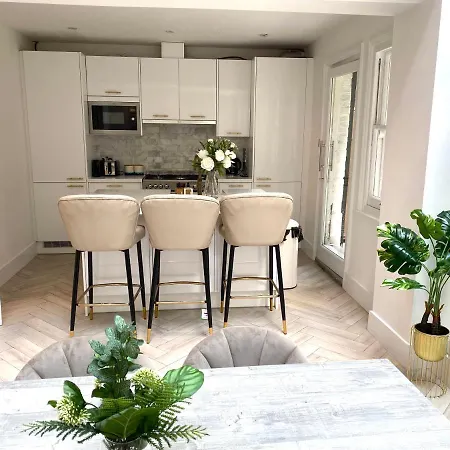 Modern Luxurious 3 Bed Flat With Private Garden & Bbq Apartment