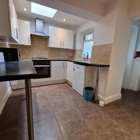 Henley Road Apartment *