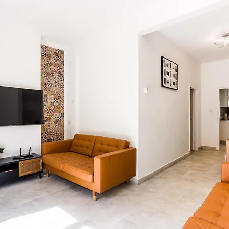 4 Bedroom House With Garden, Parking & 3 Mins Walking Distance From Train Station London