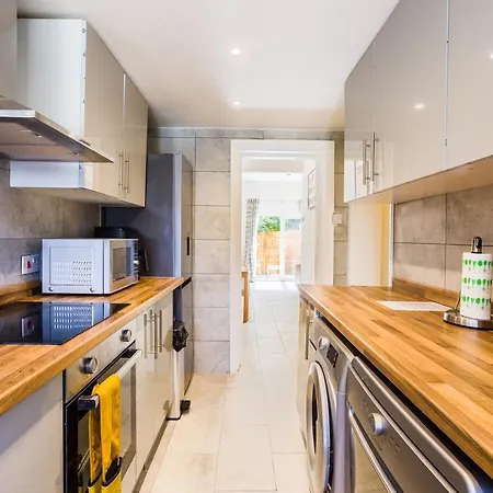 4 Bedroom House With Garden, Parking & 3 Mins Walking Distance From Train Station Holiday home