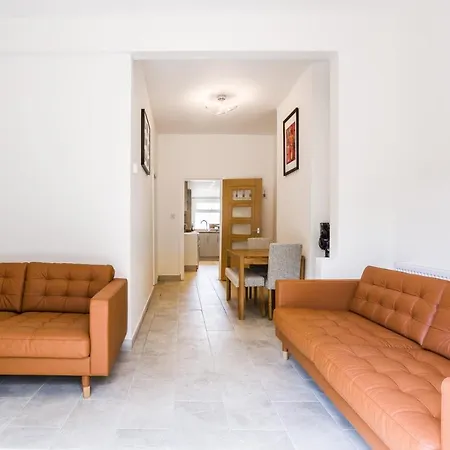 Holiday home 4 Bedroom House With Garden, Parking & 3 Mins Walking Distance From Train Station