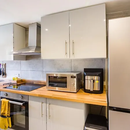 Holiday home 4 Bedroom House With Garden, Parking & 3 Mins Walking Distance From Train Station London