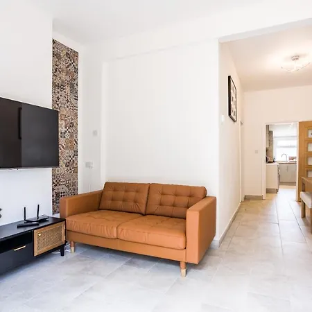 4 Bedroom House With Garden, Parking & 3 Mins Walking Distance From Train Station *