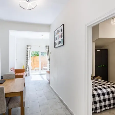 4 Bedroom House With Garden, Parking & 3 Mins Walking Distance From Train Station