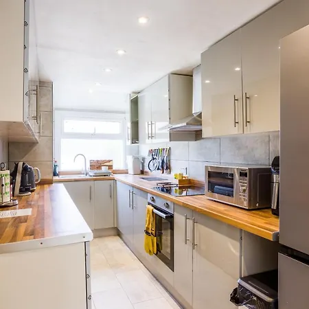 Holiday home 4 Bedroom House With Garden, Parking & 3 Mins Walking Distance From Train Station *