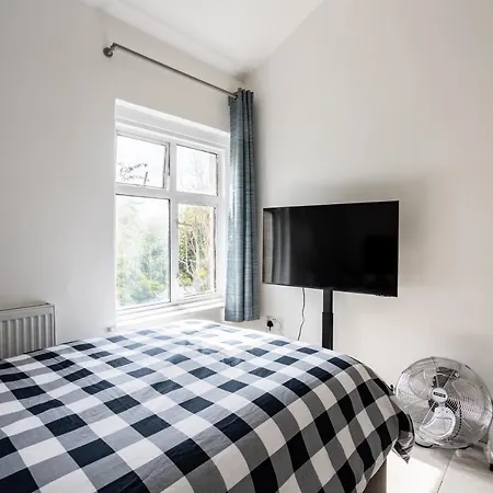 4 Bedroom House With Garden, Parking & 3 Mins Walking Distance From Train Station * London