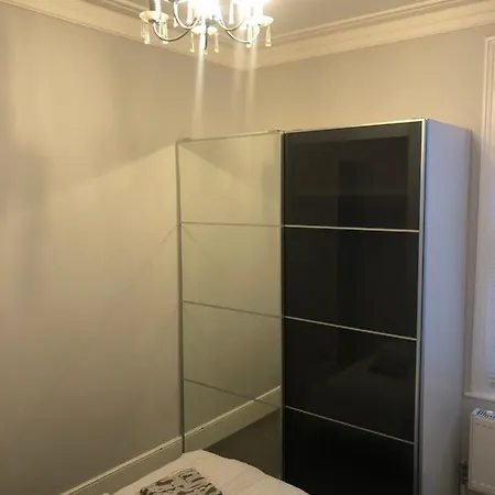 Great 4 Bedroom In Tooting Apartment *