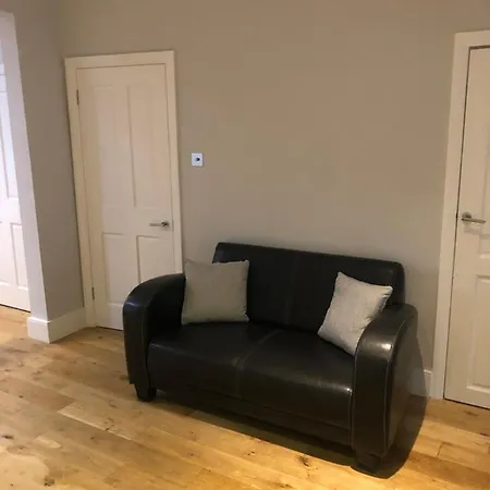 Great 4 Bedroom In Tooting Apartment *