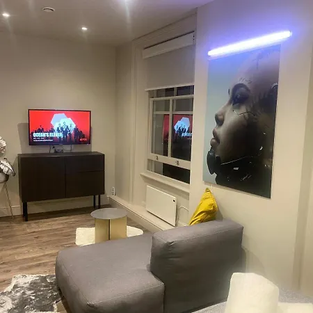 New Luxury Cyberpunk 1bed Studio Serviced Notting Hill Free Wifi & Netflix Location Perfect For Solo & Coupled Guests *