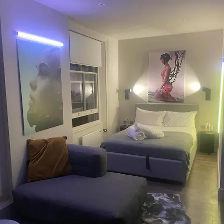 Apartment New Luxury Cyberpunk 1bed Studio Serviced Notting Hill Free Wifi & Netflix Location Perfect For Solo & Coupled Guests