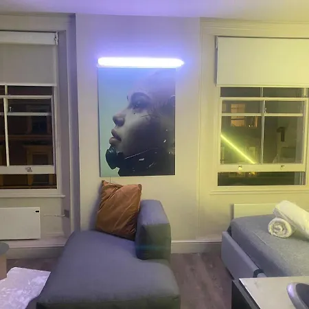 New Luxury Cyberpunk 1bed Studio Serviced Notting Hill Free Wifi & Netflix Location Perfect For Solo & Coupled Guests *