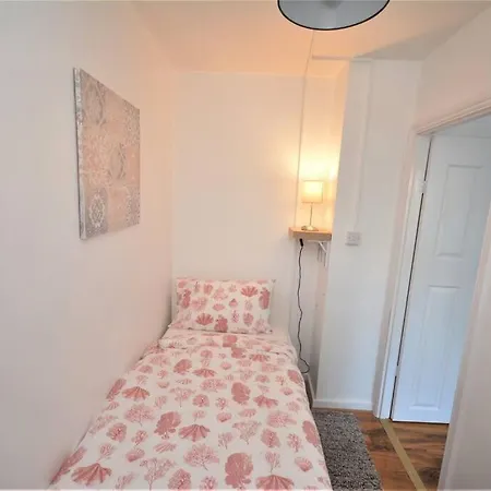 Zone 2 Two Bedroom Apartment London