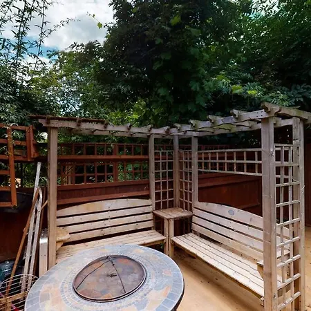Spacious 4 Bedroom With Garden In Apartment
