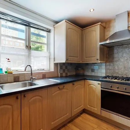 Spacious 4 Bedroom With Garden In *