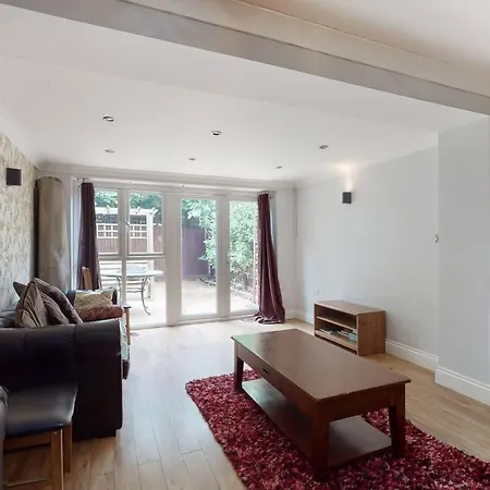Spacious 4 Bedroom With Garden In Apartment *