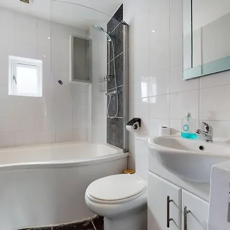 Apartment Spacious 4 Bedroom With Garden In