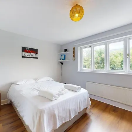 Spacious 4 Bedroom With Garden In London
