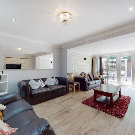 Apartment Spacious 4 Bedroom With Garden In *