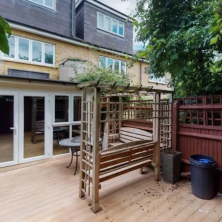 Spacious 4 Bedroom With Garden In * London