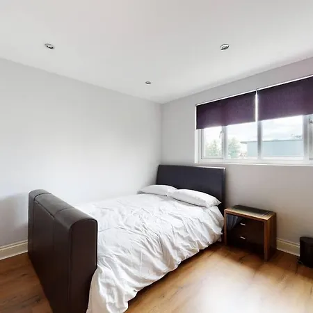 Spacious 4 Bedroom With Garden In Apartment