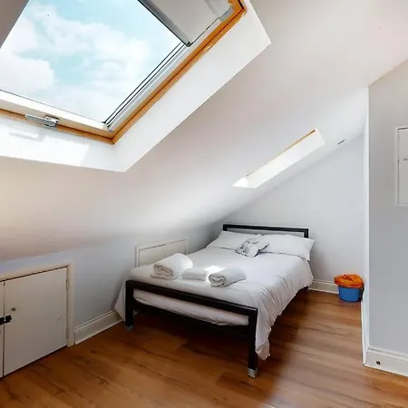 Spacious 4 Bedroom With Garden In Apartment *