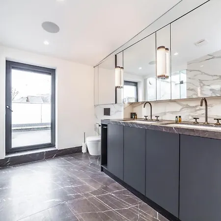 Luxury 3 Bedroom House With Garden Next To Battersea Park Holiday home *