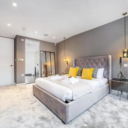 Luxury 3 Bedroom House With Garden Next To Battersea Park Holiday home London