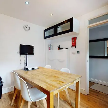 Spacious 4 Bedroom With Garden In Apartment London