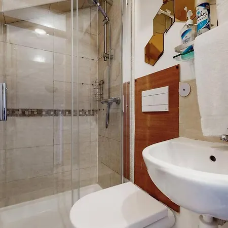 Spacious 4 Bedroom With Garden In Apartment