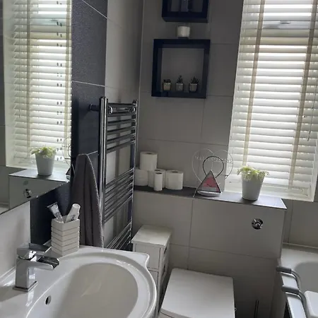 Lovely 2-bedroom In Zone 2 *