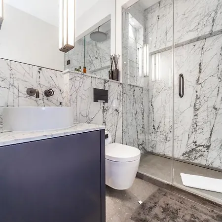 Luxury 3 Bedroom House With Garden Next To Battersea Park *