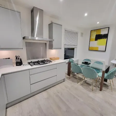 Garland Modern 4 Bedroom London Apartment Finchley