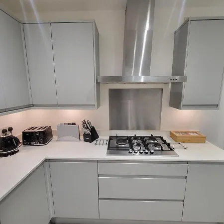 Garland Modern 4 Bedroom London * Finchley