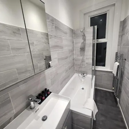 Garland Modern 4 Bedroom London * Finchley