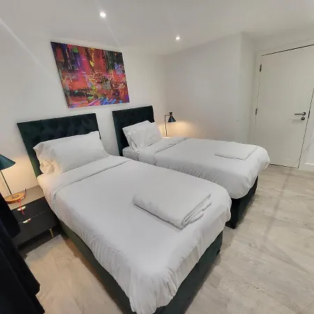 Garland Modern 4 Bedroom London * Finchley