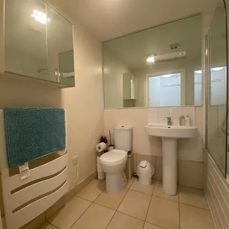 Apartment Comfy 2 Bed Flat With Free Parking, Close To Tube *